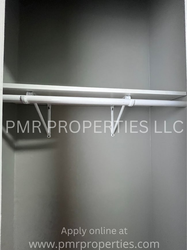 Building Photo - 2 Bedrooms / 1 Bathroom House