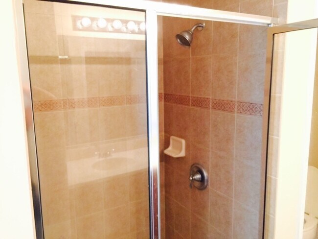 Building Photo - Luxurious 3 bed 2 bath condo with Great Vi...