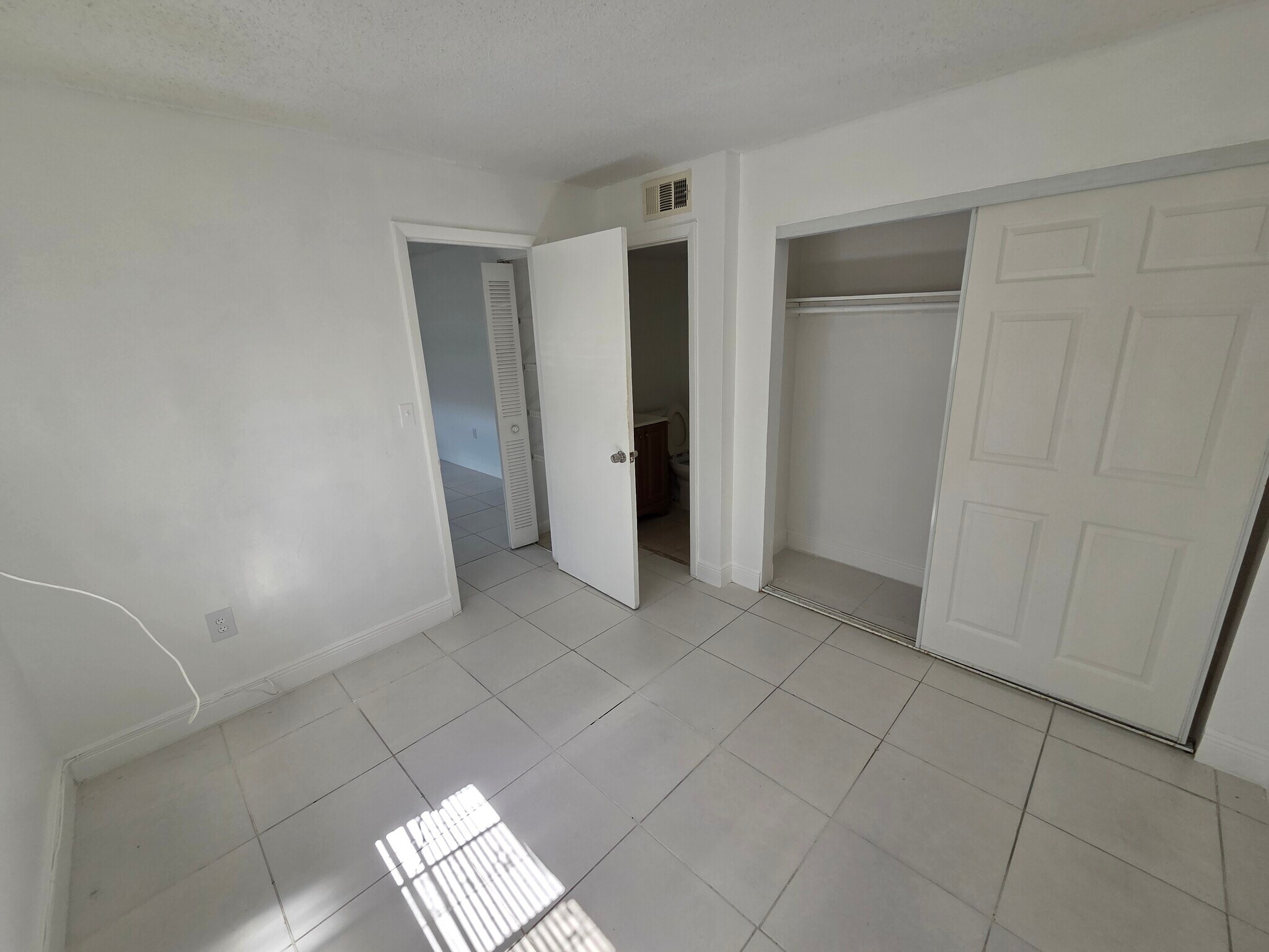 room 1 - 2460 W 56th St