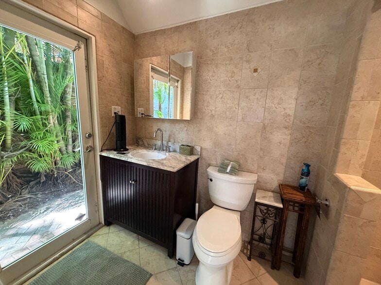 Full bathroom - 2539 Swanson Ave