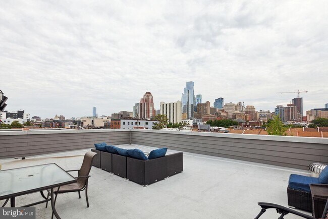 Building Photo - 708 S Sartain St