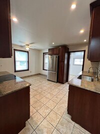 Building Photo - 3 Bedroom Apartment Available w/ 2 car garage