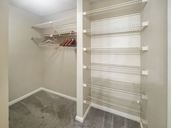 Building Photo - One Bedroom Apartment in Gated Community - Easy Highway Access!