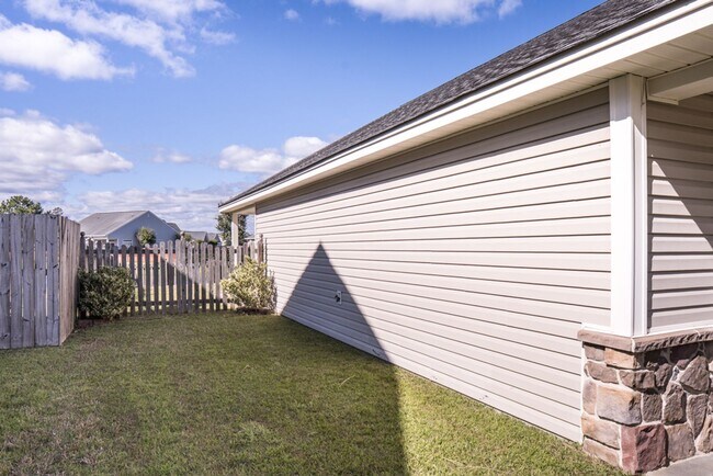 Building Photo - Three Bedroom Home in Hearthstone Lakes Co...