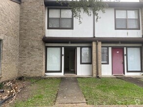 Building Photo - 2 Bed 2.5 Bath