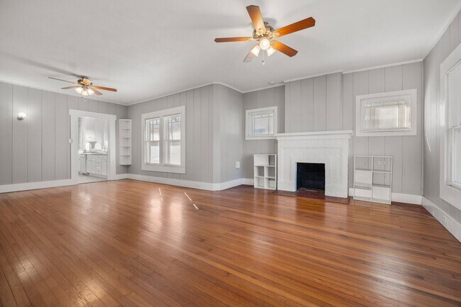 Building Photo - Historic craftsman style home located in T...