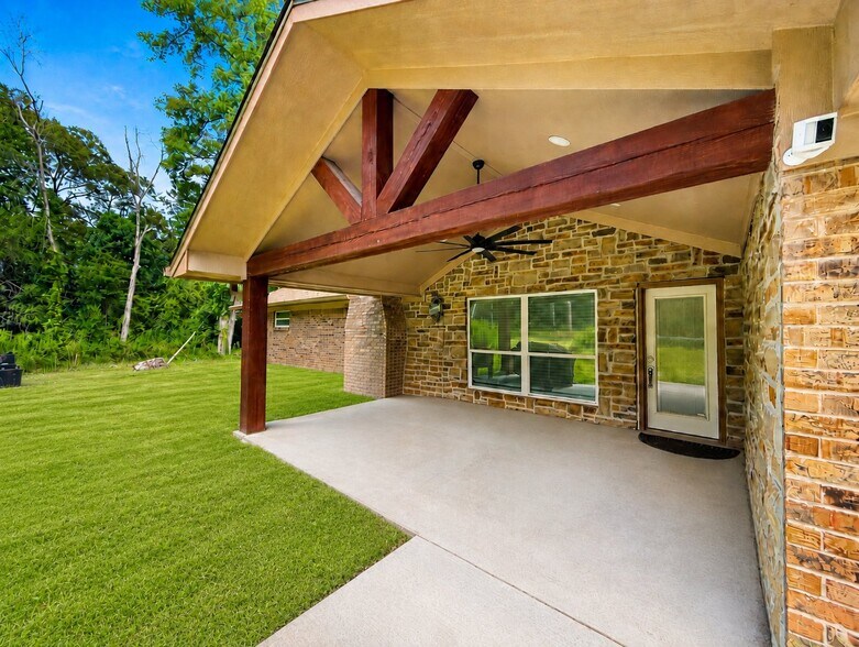 Building Photo - 310 Spring Lake Dr