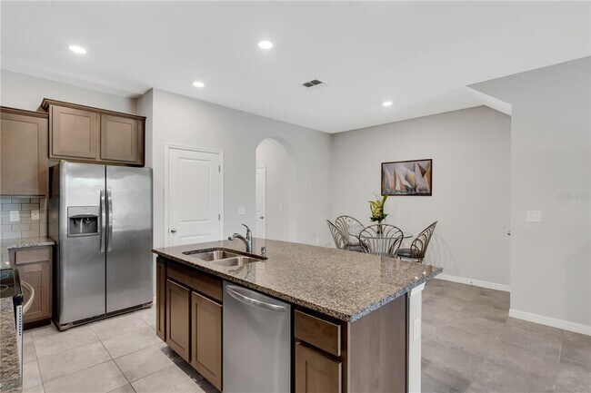 Building Photo - 8649 Daydream St