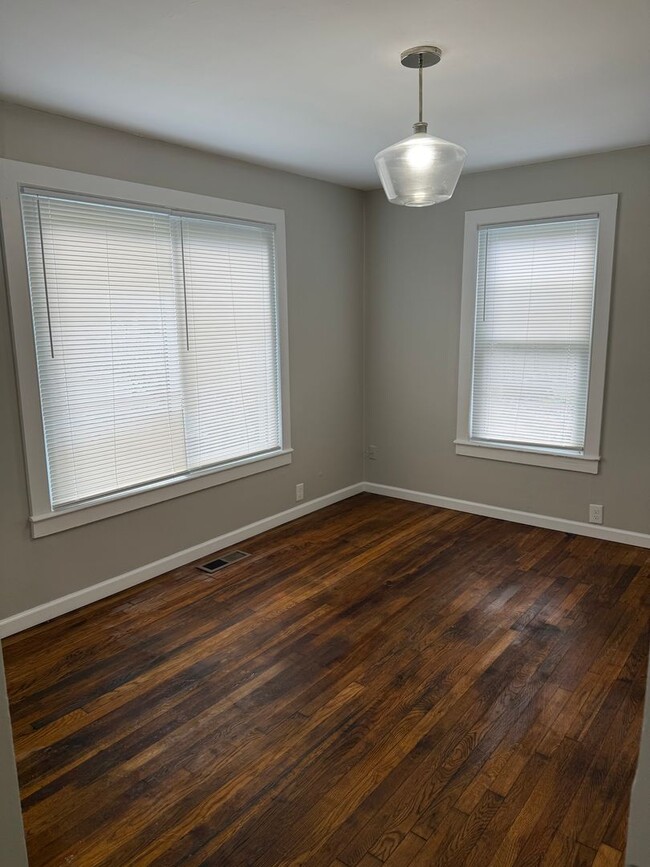 Building Photo - HALF OFF 2ND MONTH RENT IF MOVE IN END OF DECEMBER! Charming 2 bedroom, 1 bathroom home located i...