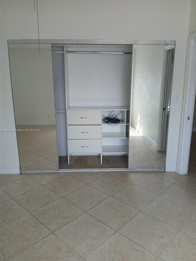 Building Photo - 5550 Lakewood Cir S