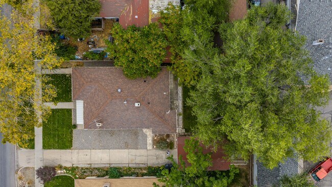 Building Photo - Brown Duplex