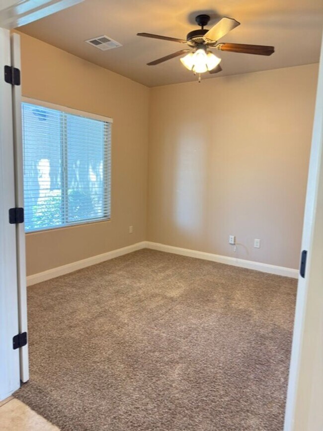 Building Photo - Gorgeous 6 Bedroom Home in Washington!