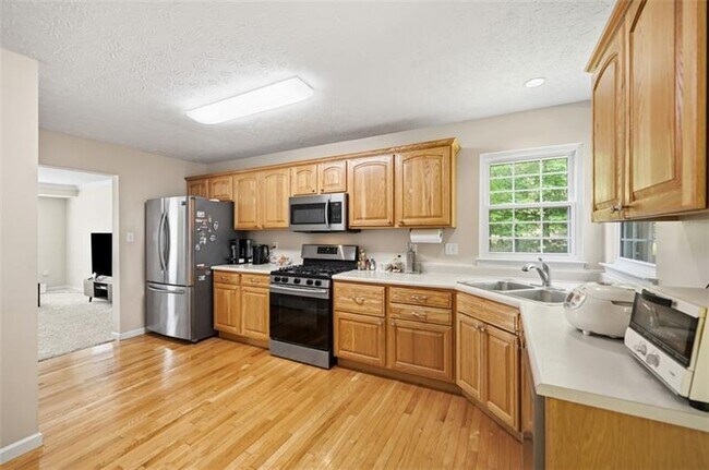 Building Photo - 724 Bush Dr