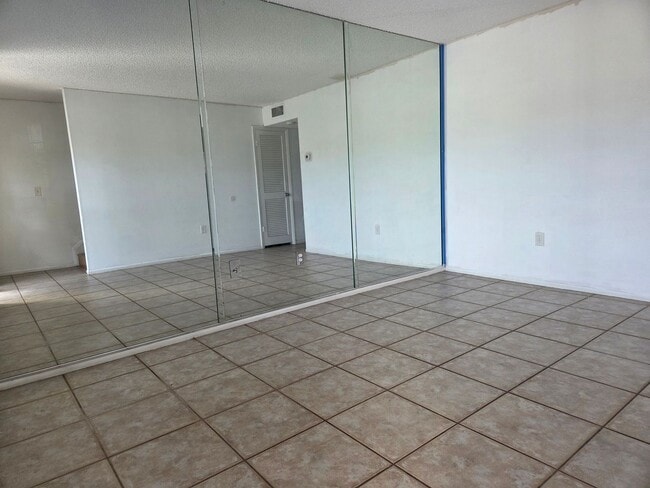 Building Photo - NEW PRICE / Summer Lakes-N Tamiami Trail