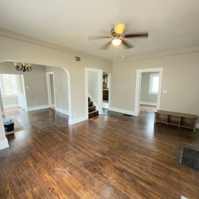 Building Photo - Charming 3 bedroom home with laundry included!