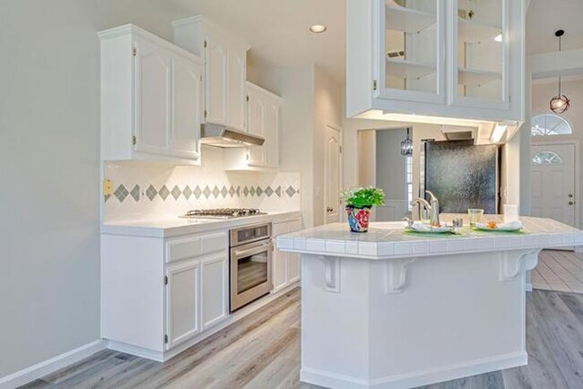 Building Photo - Pristine 3 Bedroom 2 bathroom + Den in Sou...
