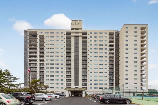 Building Photo - Stunning Condo With Exclusive Bay Views!