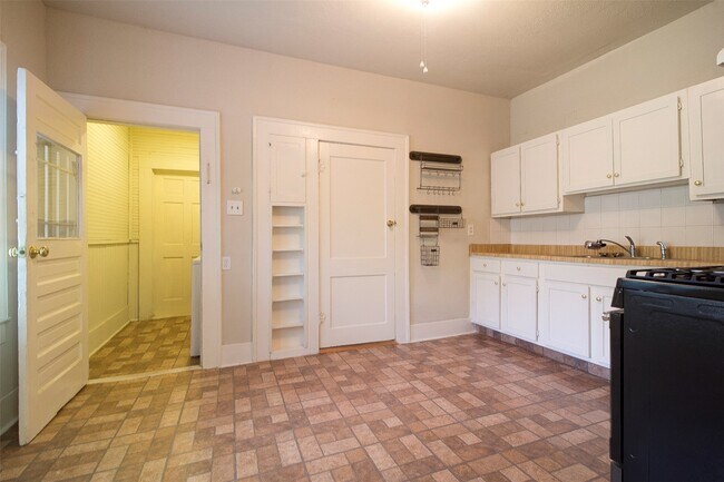 Building Photo - 303 Northwood St
