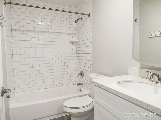 Building Photo - 723 S Berthe Ave