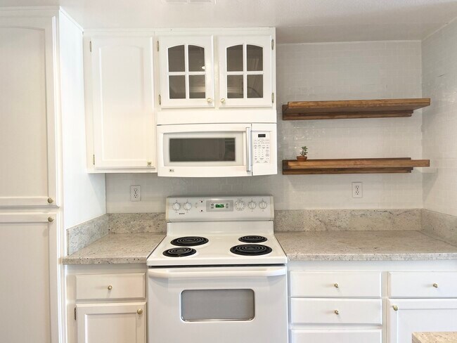 Building Photo - 379 Stanford Ct