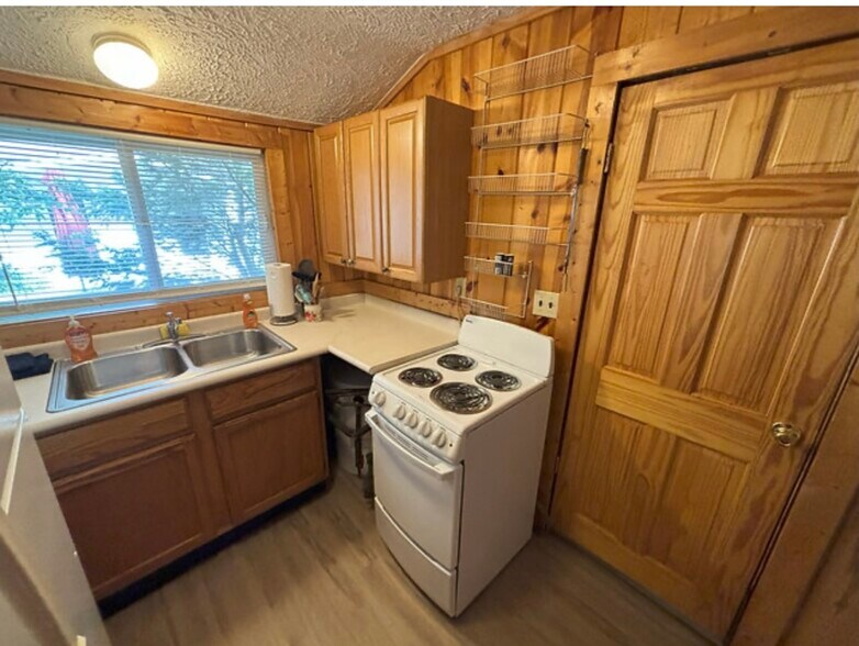 Kitchen - 853 E Front St