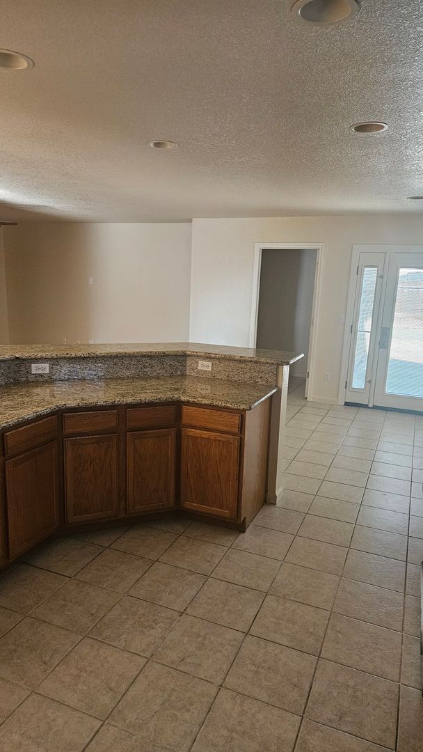 Building Photo - 4 Bedroom 2 bath Large home available Now!