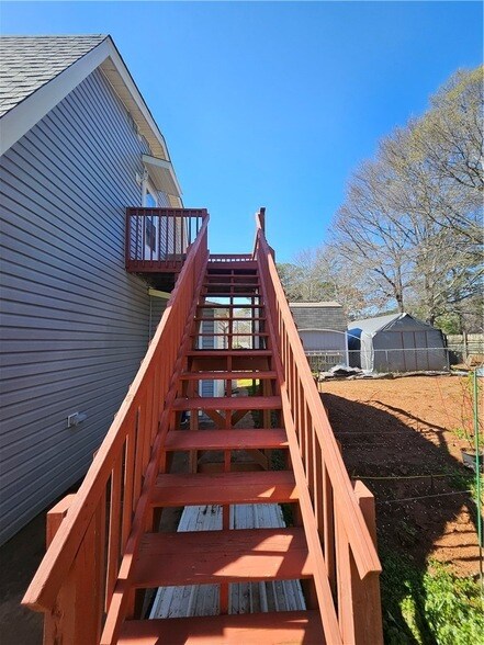 Building Photo - 102 Meadow Dr
