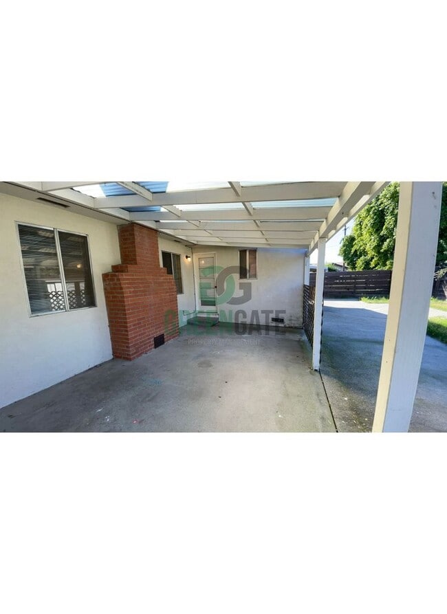 Building Photo - 925 Charleston Ave