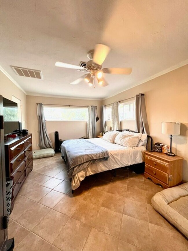 Building Photo - SAN CARLOS BEAUTY!