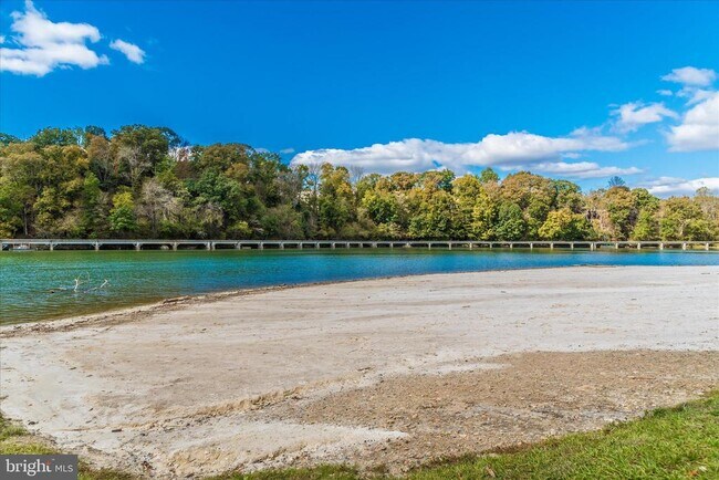 Building Photo - 6042 Fallfish Ct