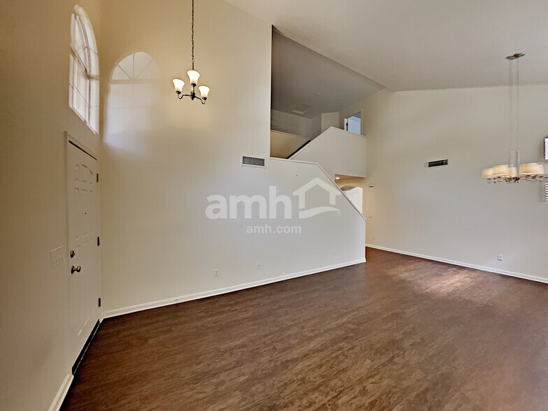 Building Photo - 518 W San Remo St