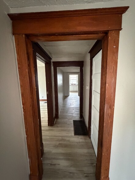 Building Photo - 2652 Bank St