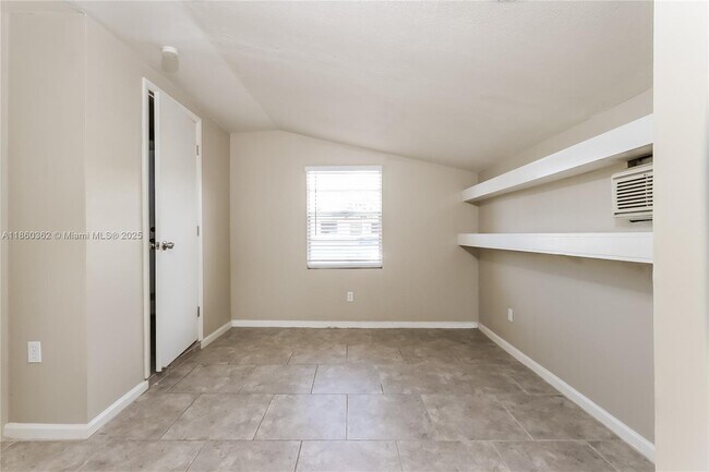 Building Photo - 1116 S 14th Ct