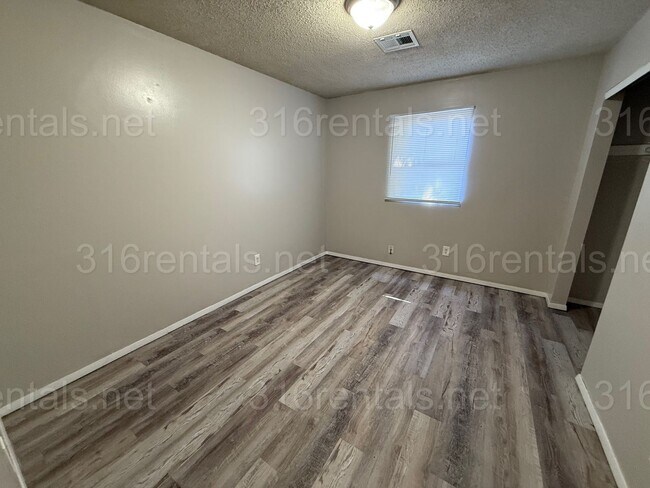 Building Photo - $865 - 2 bedroom/ 1 bathroom - Duplex