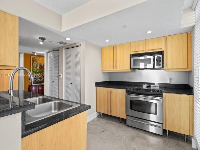 Building Photo - 7600 Collins Ave