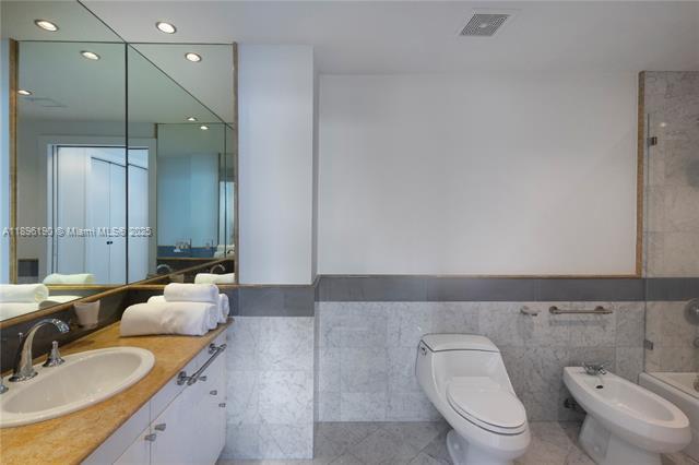 Building Photo - THE BENTLEY BAY CONDO