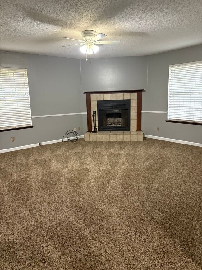 Building Photo - Home Near Lake Jackson