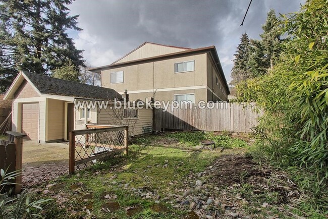 Building Photo - 3 Bed, 1.5 Bath Home with 1 Car Attached G...