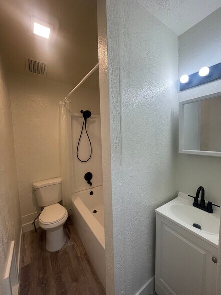 Building Photo - 1291 E Villa Vis Ave