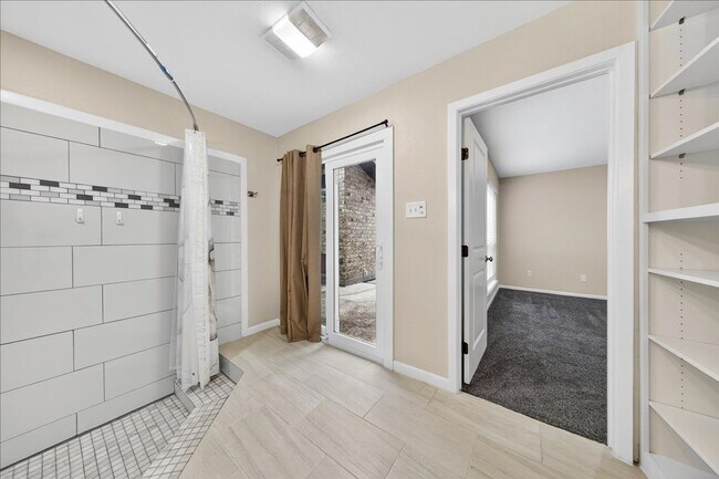 Building Photo - 5025 Romford Dr
