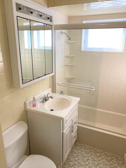 Building Photo - 188 Harvard St