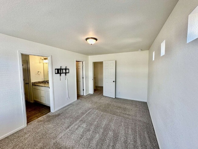 Building Photo - "Charming and spacious 3-Bed Sanctuary with 2.5 Baths the Reunion Community in Commerce City!"