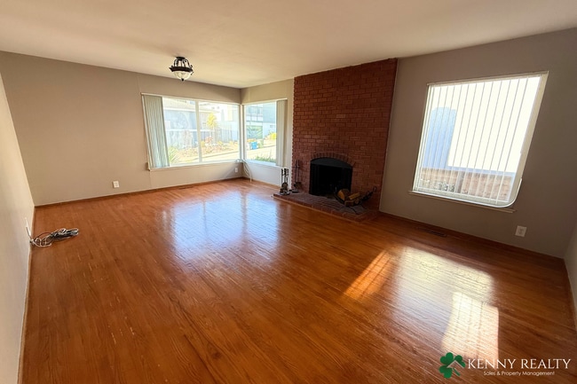 Building Photo - Bright and Spacious 3BD/3BA Home with Bonu...