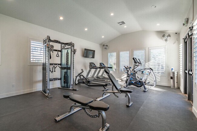 Building Photo - Flexible lease options! Spacious Townhome in Washington