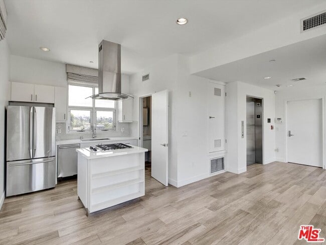Building Photo - 600 S La Brea Ave