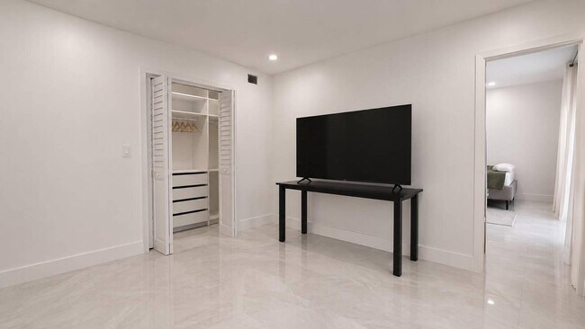 Building Photo - 6249 Bay Club Dr