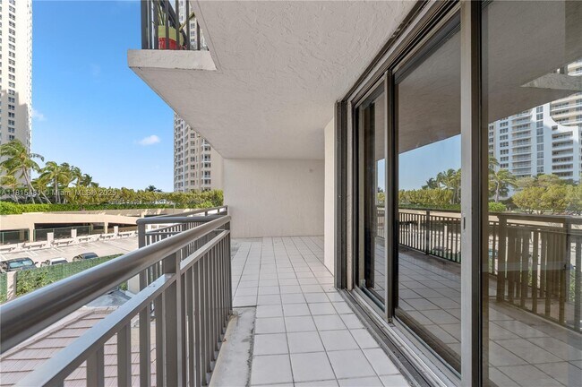 Building Photo - 540 Brickell Key Dr