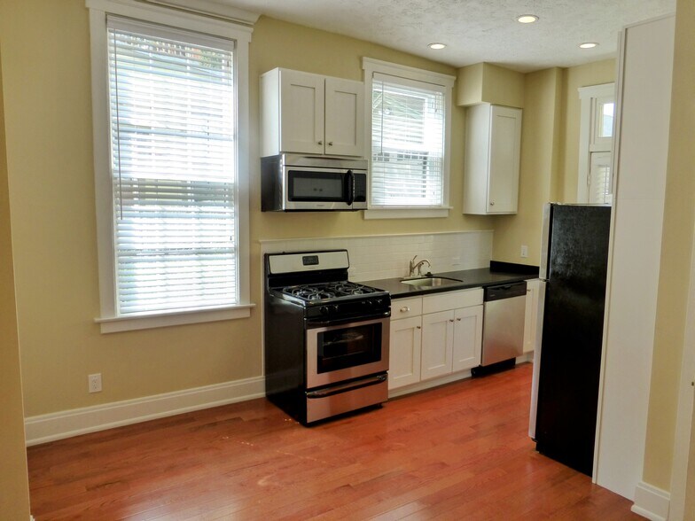 Kitchen - 1117 Belvedere St