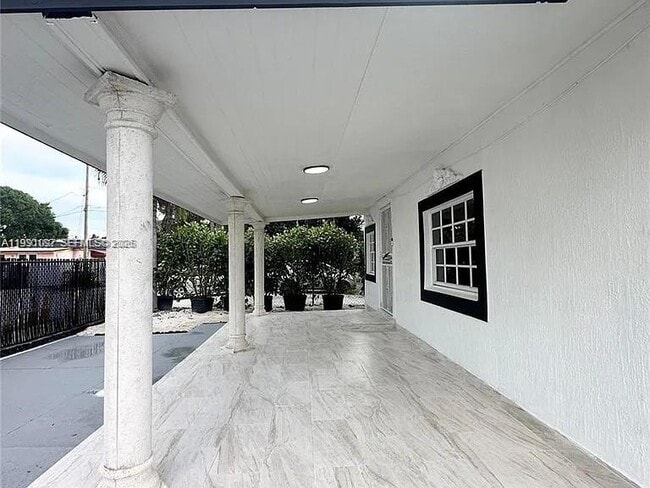 Building Photo - 248 SW 18th Ct