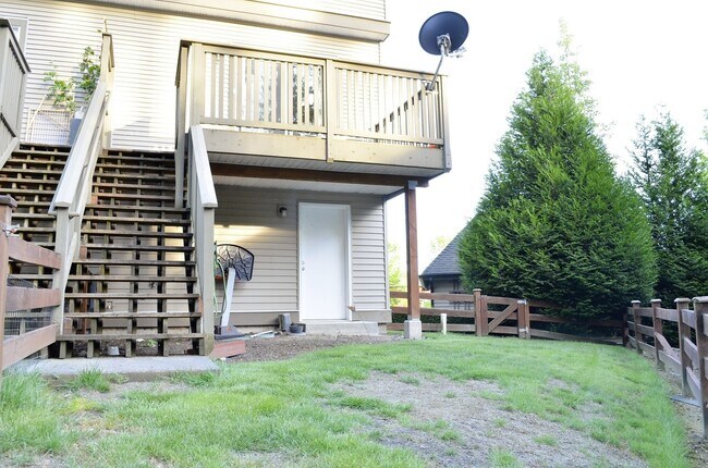 Building Photo - Desirable location/Redmond Ridge! Modern but functional. Great layout for entertaining guest or c...